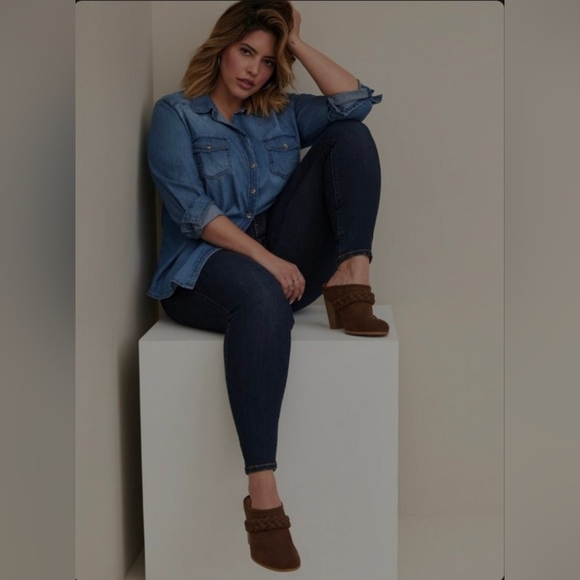 TORRID☆Medium Wash Button-down Shirt - Picture 2 of 6